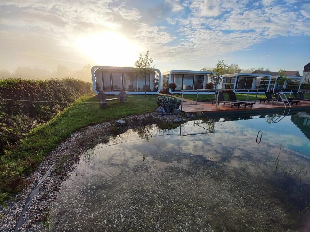 Bungalow, patio, uitzicht op tuin | Zwembad | Een binnenzwembad, een seizoensgebonden buitenzwembad