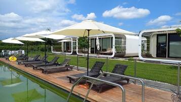 Bungalow, sân hiên, quang cảnh vườn | Hồ bơi | Hồ bơi trong nhà, hồ bơi ngoài trời phục vụ theo mùa