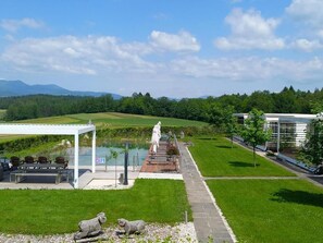 Bungalow, Terrasse, Gartenblick | Speisen im Freien