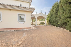 Familie villa, meerdere slaapkamers, uitzicht op gebergte (Family villa for 7 Mijas Golf with) | Terrein van de accommodatie