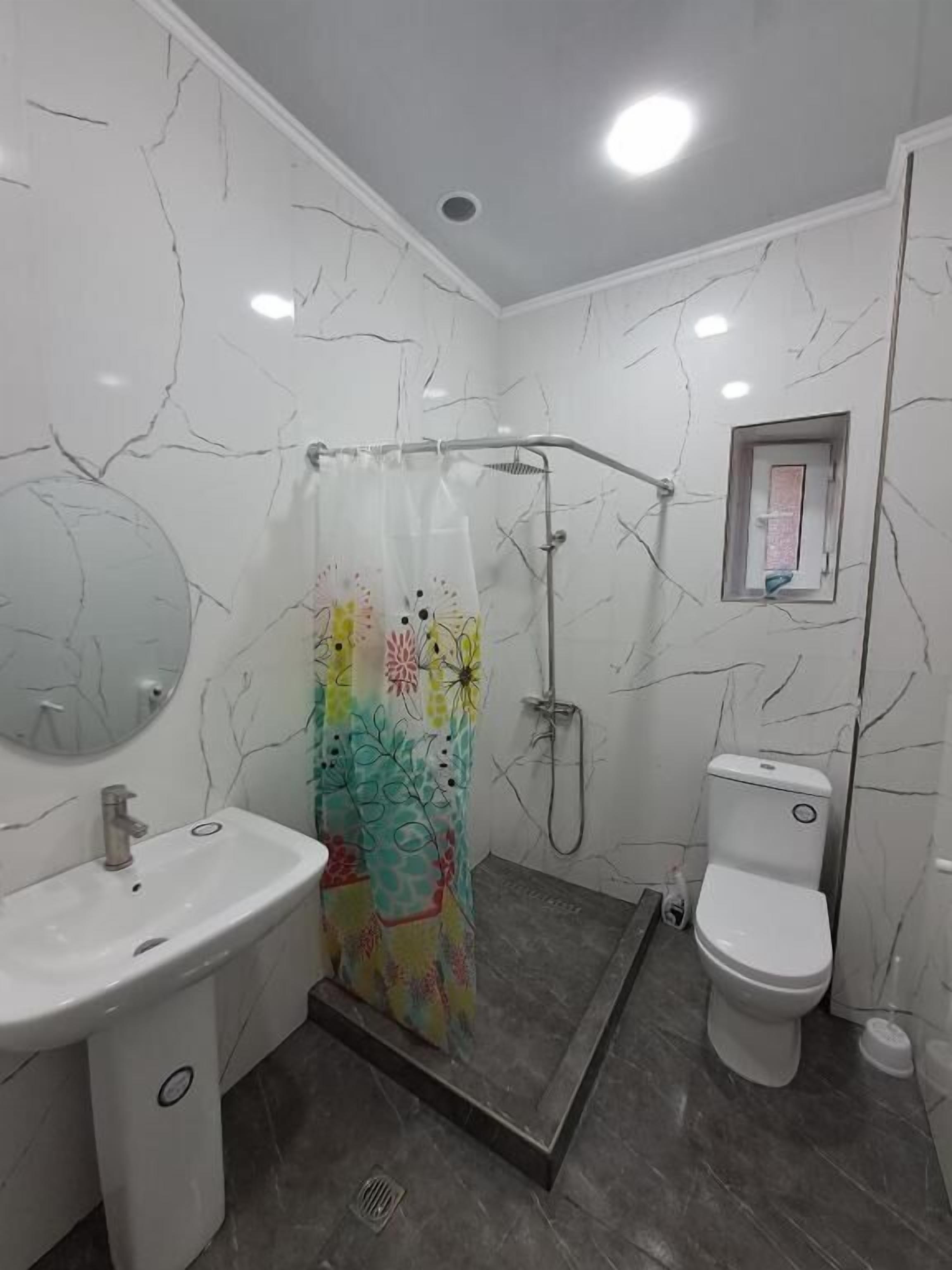 Appartement, balkon, uitzicht op de binnenplaats | Badkamer | Een douche, een haardroger, handdoeken, zeep