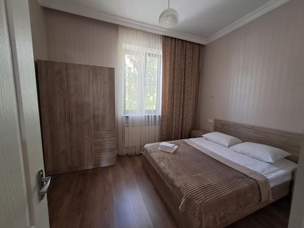 Una scrivania, postazione laptop, insonorizzazione, ferro/asse da stiro