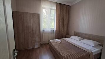 Una scrivania, postazione laptop, insonorizzazione, ferro/asse da stiro