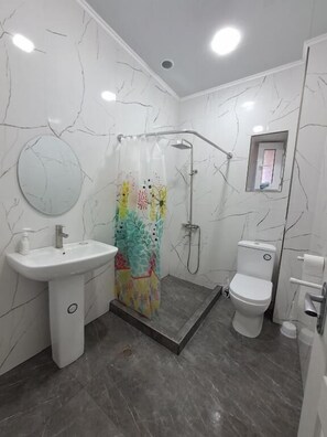 Shower, hair dryer, towels, soap - Apartment 124 by Metro Shengavit (Yerevan)