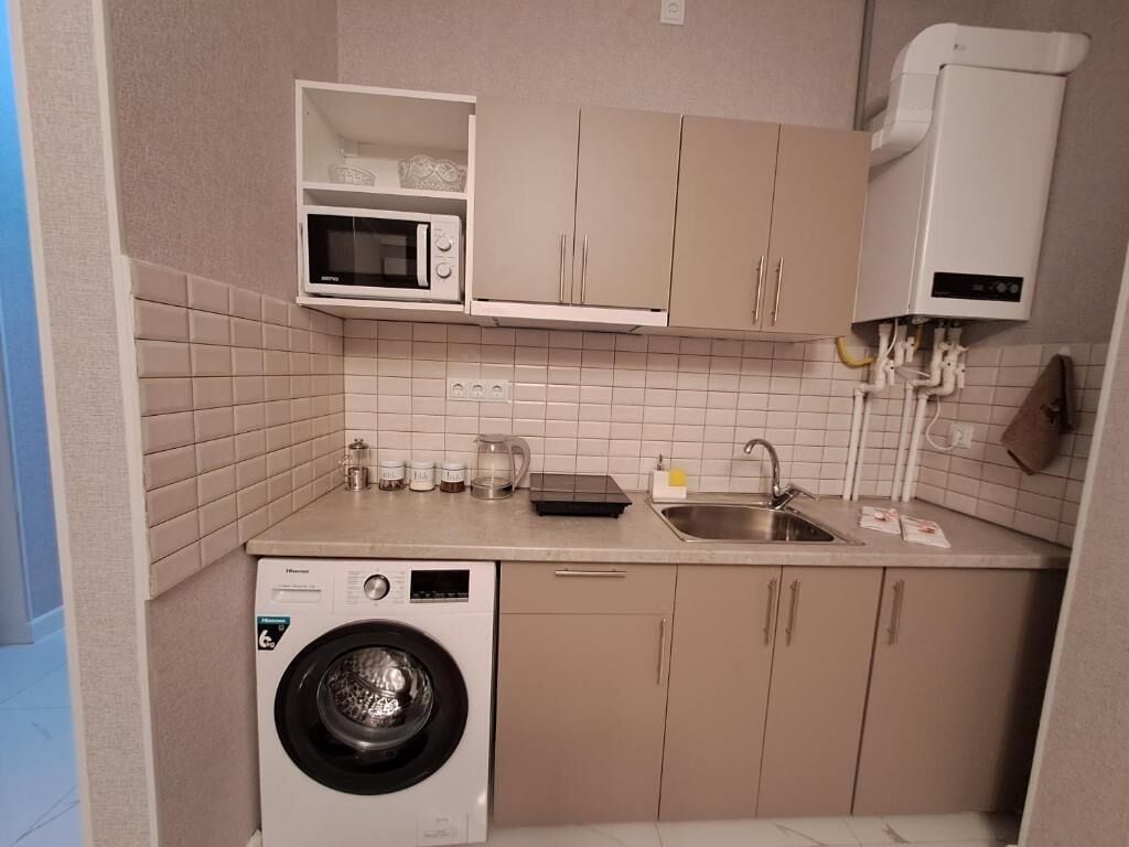 Lemari es besar, microwave, kompor, dan peralatan masak/sendok-piring