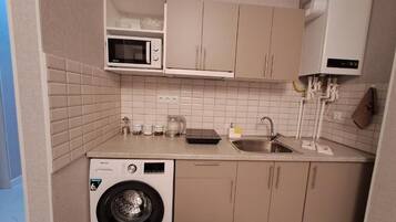 Lemari es besar, microwave, kompor, dan peralatan masak/sendok-piring