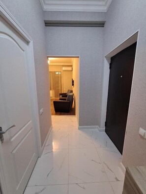 Apartamento, balcón, vistas al patio | Interior