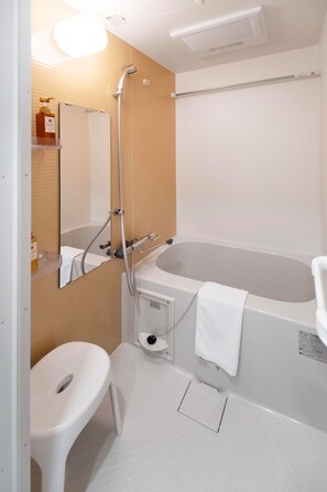 Secadora de cabello, toallas, shampoo, papel de baño 