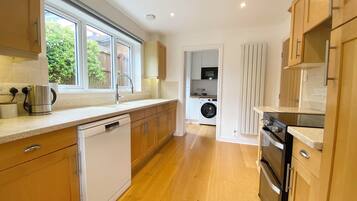 Coffee/tea maker, fridge, microwave, oven