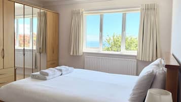 2 slaapkamers, een strijkplank/strijkijzer, gratis wifi, beddengoed