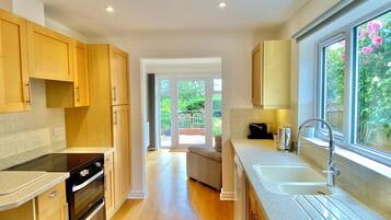 Coffee/tea maker, fridge, microwave, oven