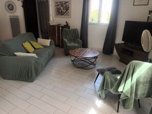 Living area - Quiet vacations - comfortable country house (St martial de nabirat)