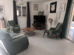 Living area - Quiet vacations - comfortable country house (St martial de nabirat)
