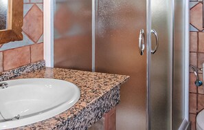 Shower - Amazing home in Malaga with outdoor swimming pool (Malaga)