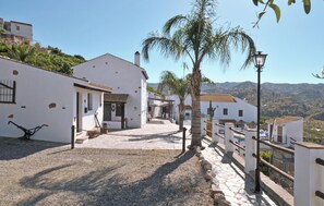 Property grounds - Amazing home in Malaga with outdoor swimming pool (Malaga)