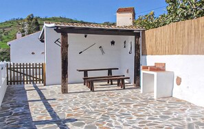 Outdoor dining - Cozy home in Malaga with outdoor swimming pool (Malaga)