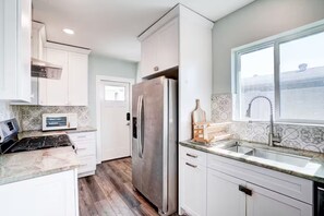 Private kitchen - The Montecito Midpoint — spacious — 100" TV (Phoenix)