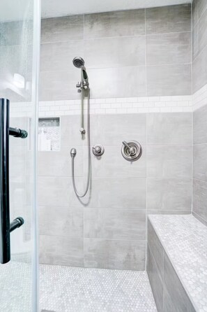 Dusche, Haartrockner, Handtücher, Seife