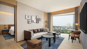 Suíte com design assinado, 1 quarto, vista para o jardim | Sala de estar