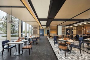 Ein modernes Restaurant mit Tischen und Stühlen für Gäste.