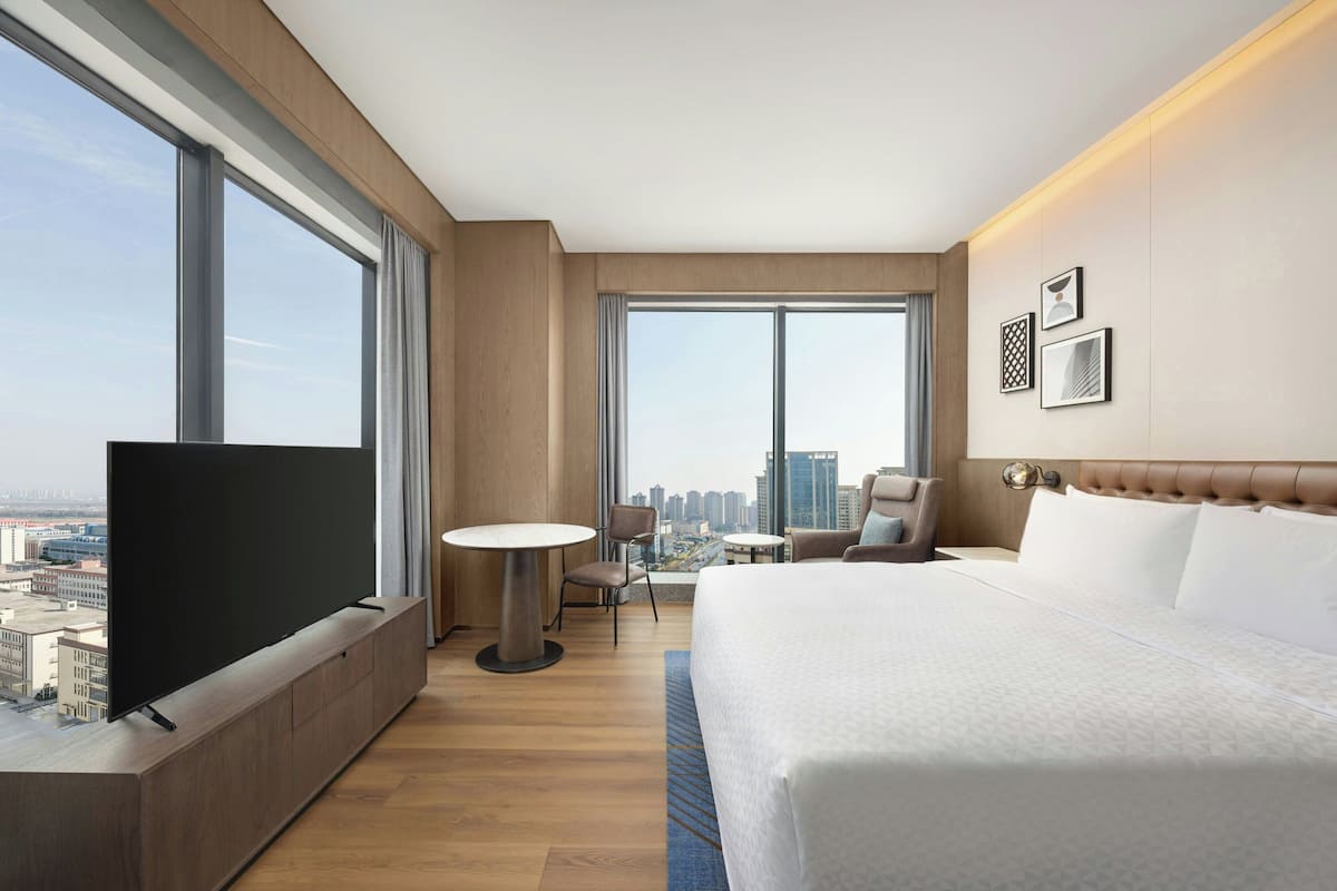 Premier Room, 1 King Bed, City View