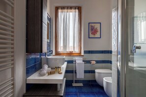 Shower, hair dryer, bidet - Vacation Home in Castellina Scalo with 4 bedrooms sleeps 8 (Castellina Scalo)
