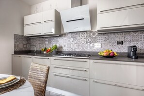Fridge, microwave, oven, stovetop - Vacation Home in Castellina Scalo with 4 bedrooms sleeps 8 (Castellina Scalo)