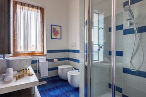 Regadera, secadora de cabello, bidet 