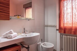 Regadera, secadora de cabello, bidet 