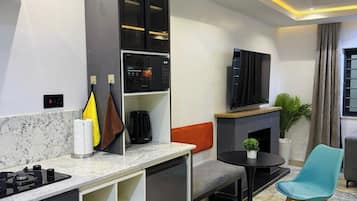 Deluxe-lejlighed - balkon - byudsigt | Privat køkken | Køleskab, mikrobølgeovn, ovn, kogeplade