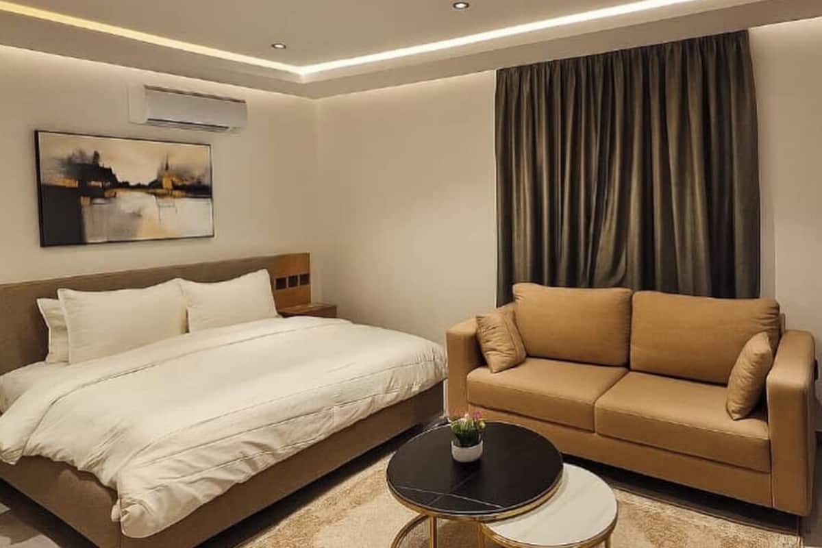 Departamento Deluxe, balcón, vista a la ciudad | Caja de seguridad en la habitación y escritorio