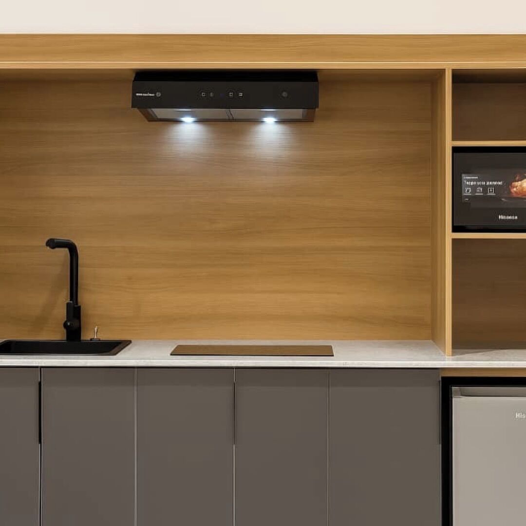 Cozinha moderna com lava-louças embutida, torneira preta e painel de madeira.