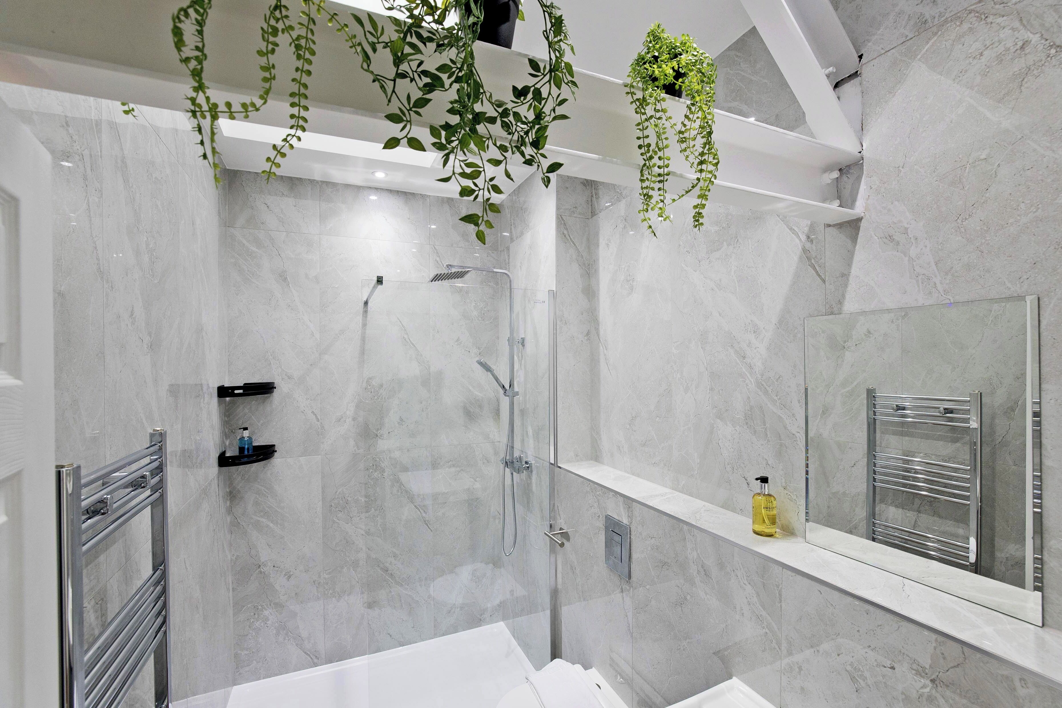 Apartamento clásico, 2 habitaciones | Baño | Ducha, artículos de higiene personal gratuitos y secador de pelo