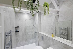 Klassiek appartement, 2 slaapkamers | Badkamer | Een douche, gratis toiletartikelen, een haardroger, handdoeken
