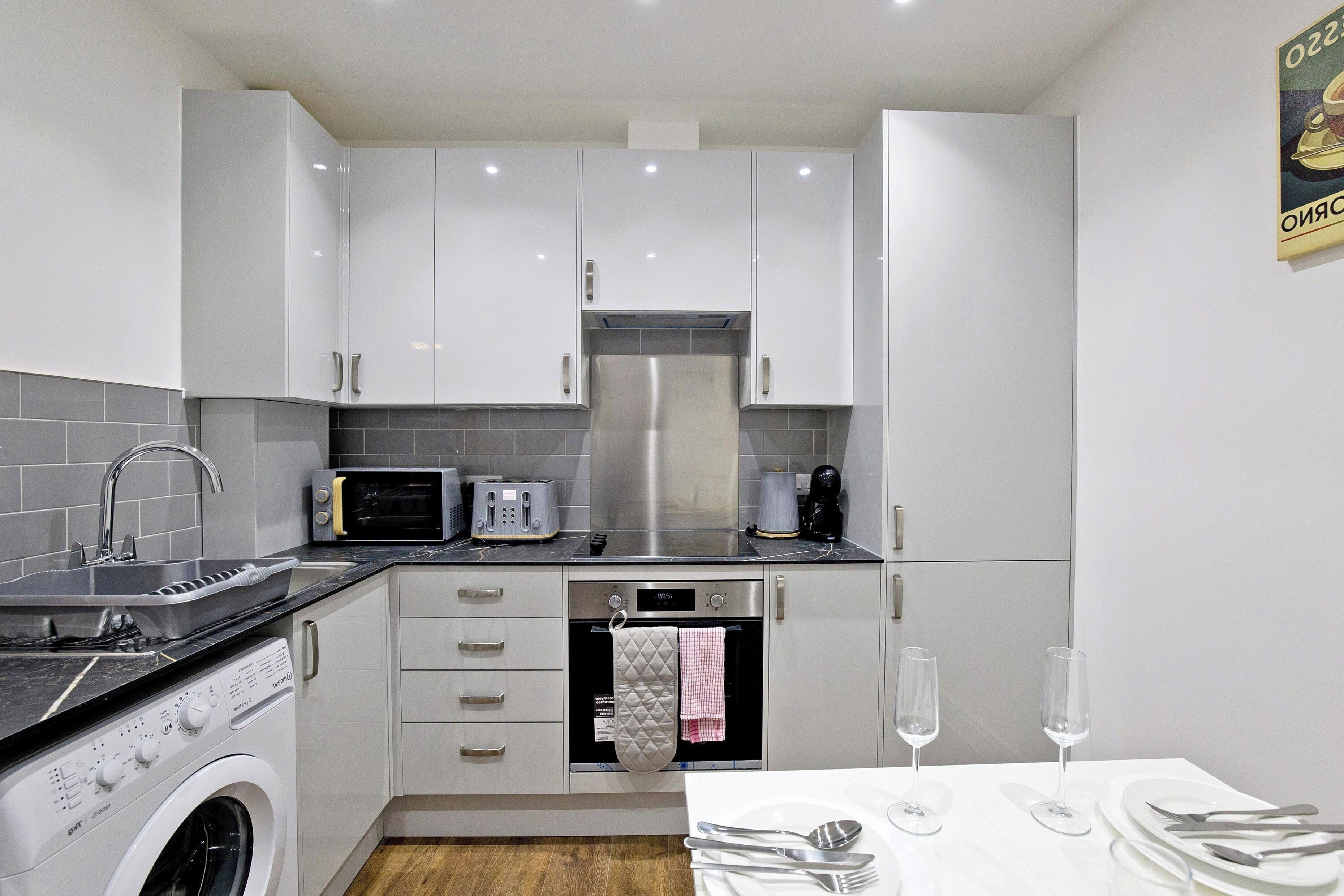Classic Apartment | Private kitchenette | Full-sized fridge, oven, stovetop, cookware/dishes/utensils