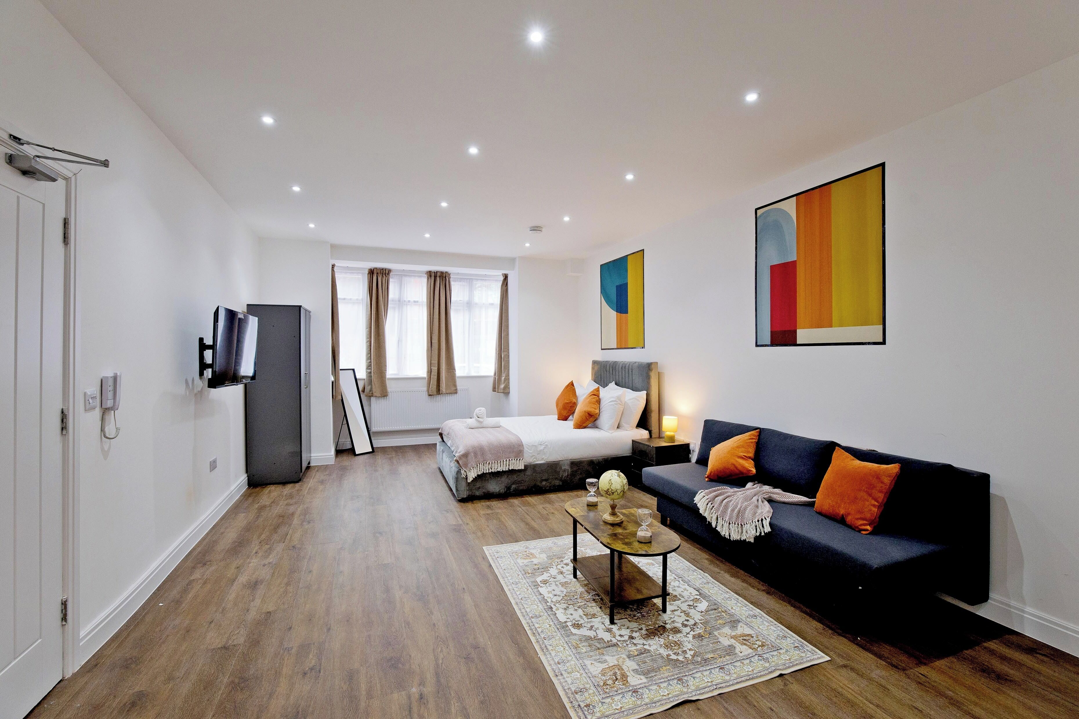 Escritorio, tabla de planchar con plancha y wifi gratis 