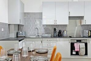 Full-sized fridge, oven, stovetop, cookware/dishes/utensils - Imperial Woodberry Grove Apartments (London)