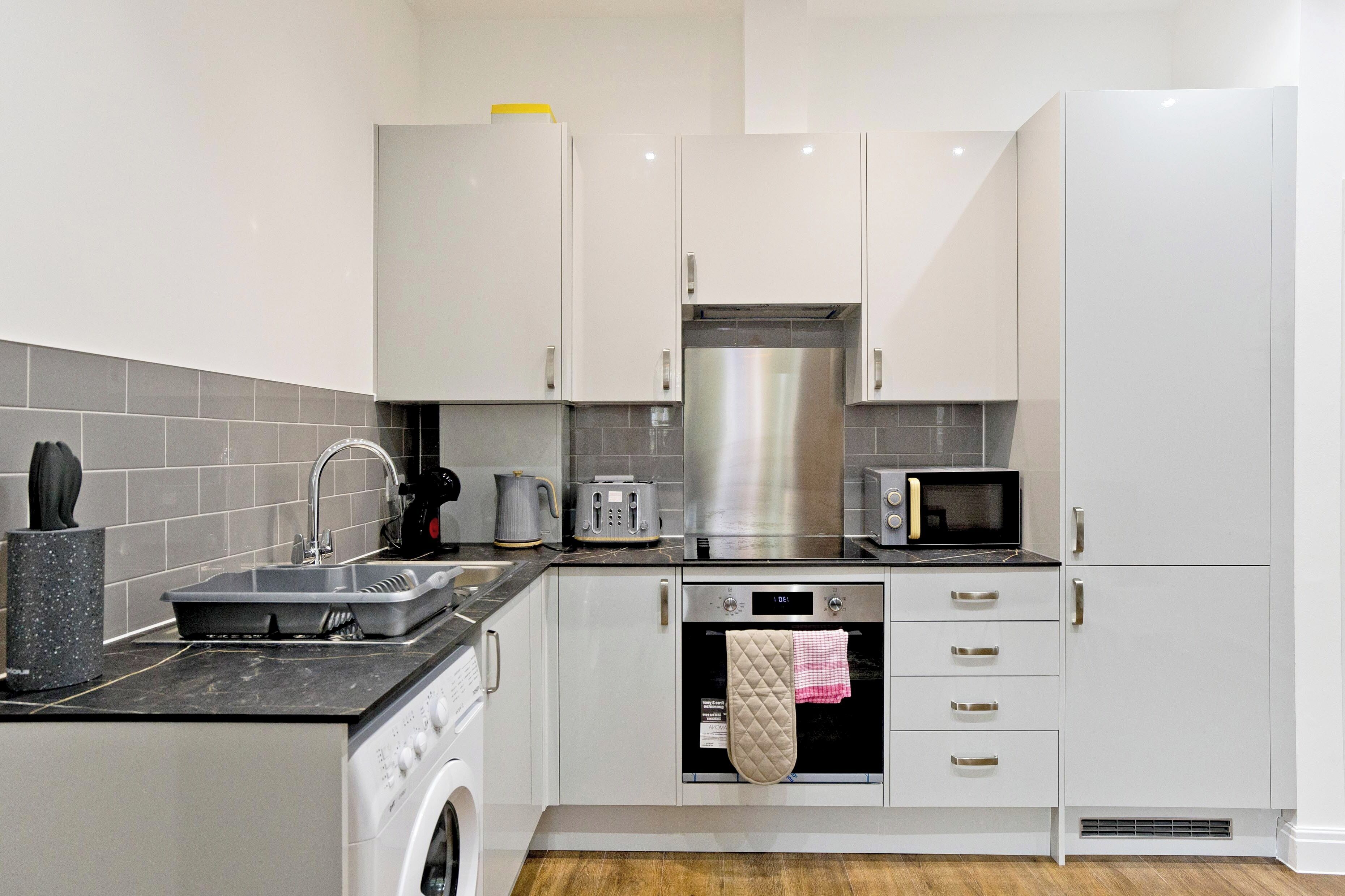 Klassiek appartement, 2 slaapkamers | Privékitchenette | Een koelkast met diepvriezer, een oven, een kookplaat