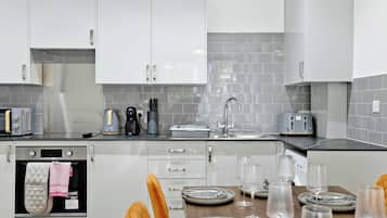 Appartement, 3 slaapkamers | Privékitchenette | Een koelkast met diepvriezer, een oven, een kookplaat