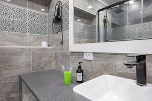Deluxe-huoneisto, näköala pihalle | Kylpyhuone | Ilmaiset hygieniatuotteet, hiustenkuivaaja, tohvelit, pyyhkeet