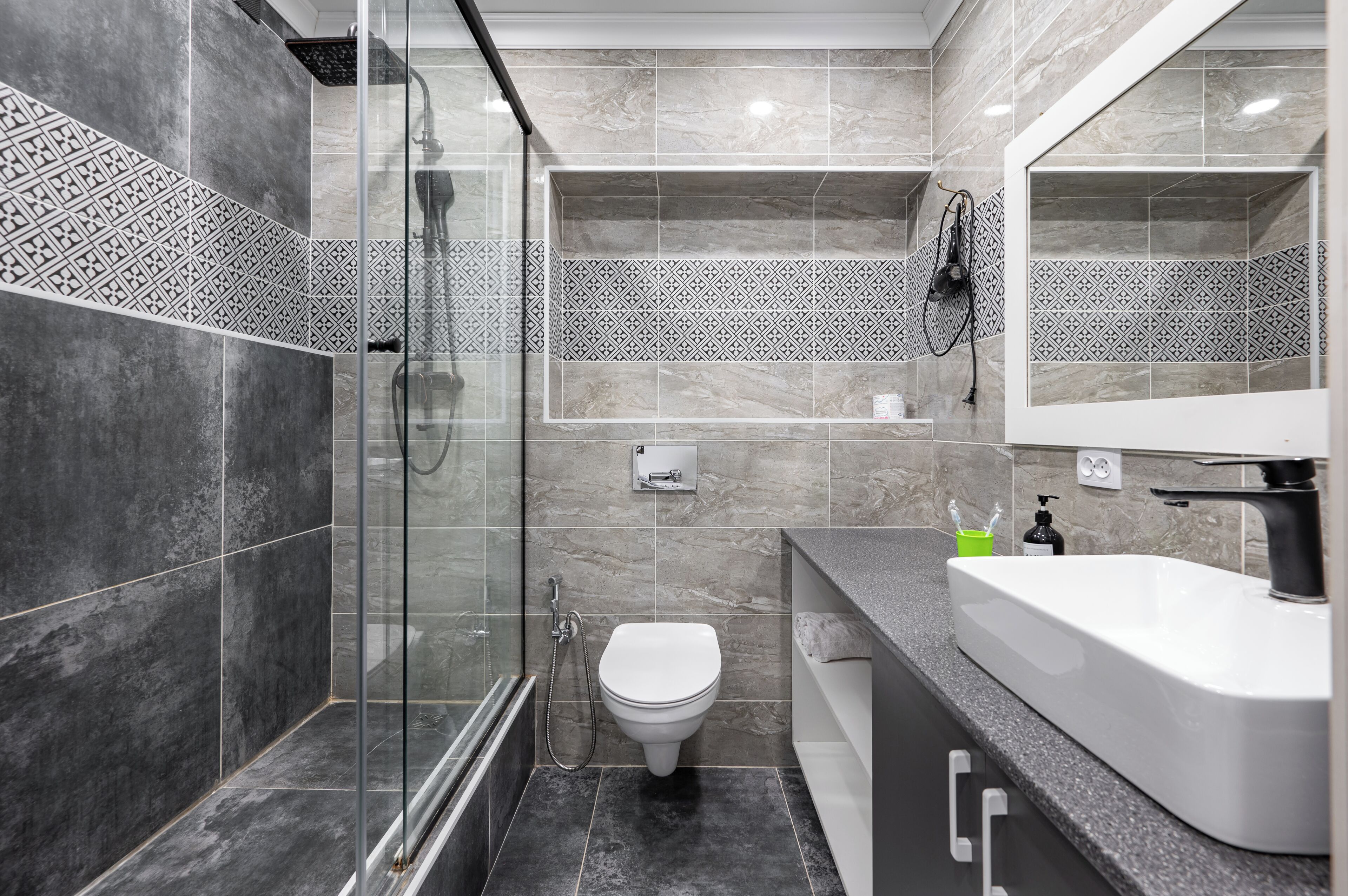 Deluxe Apartment, Courtyard View | Bathroom | Free toiletries, hair dryer, slippers, towels