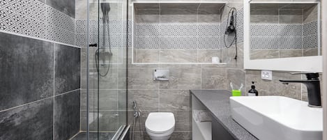 Deluxe-huoneisto, näköala pihalle | Kylpyhuone | Ilmaiset hygieniatuotteet, hiustenkuivaaja, tohvelit, pyyhkeet