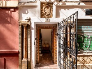 Exterior detail - Pimienta 12. 3-bedrooms, terrace, Santa Cruz (Sevilla)