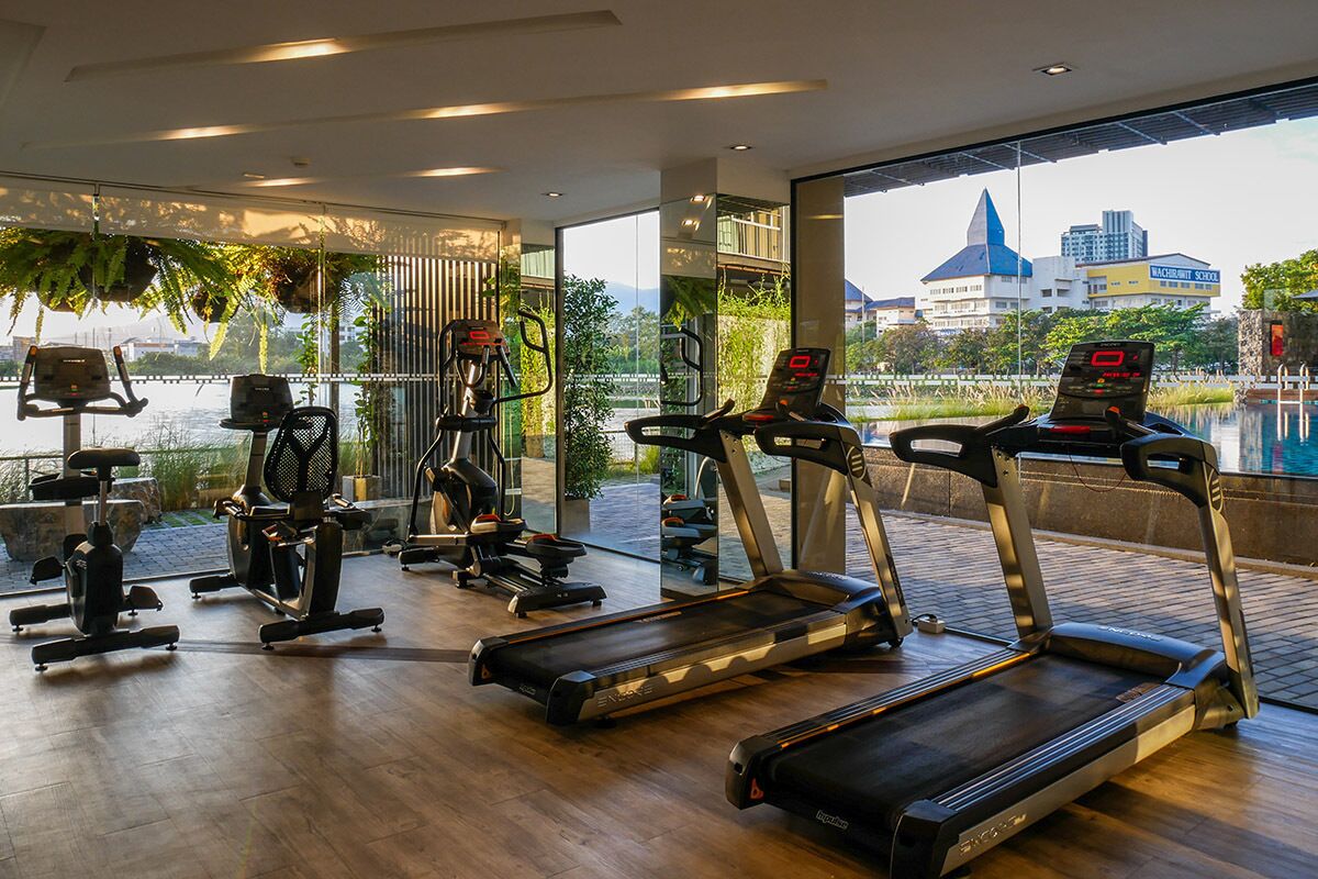 Suíte conforto, sacada, vista para o lago | Sala de fitness