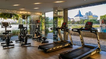 Suíte conforto, sacada, vista para o lago | Sala de fitness