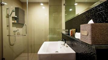 Comfort Suite, Balcony, Lake View | Bathroom