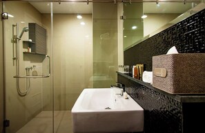 Suite Confort, balcón, vista al lago | Baño
