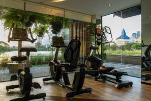 Suite Confort, balcón, vista al lago | Sala de fitness