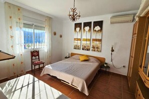 3 bedrooms, WiFi, bed sheets - Casa del Sueño: Spacious refuge with panoramic views in the Axarquia region. (Viñuela, Malaga)