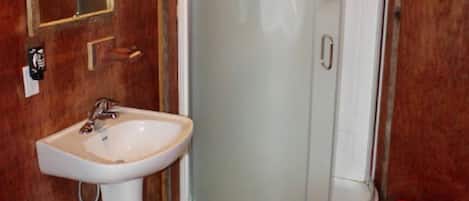 Serviettes fournies, savon, shampoing, papier toilette